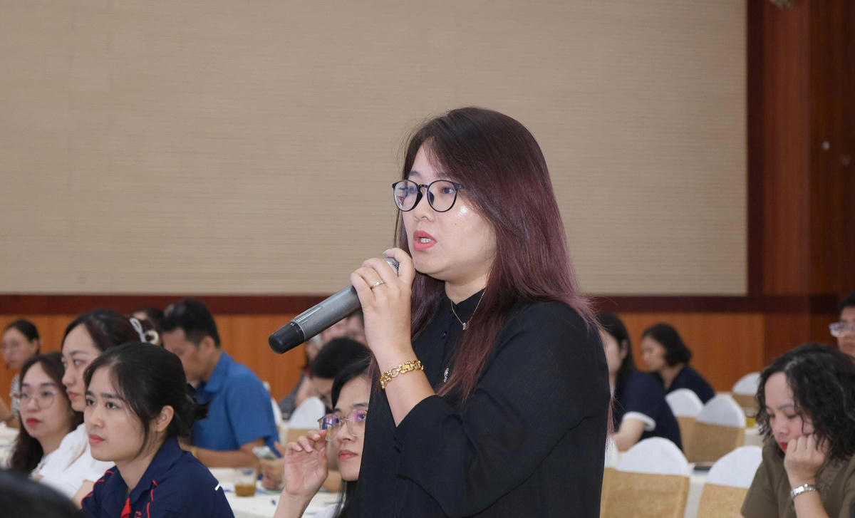 Đại diện doanh nghiệp đã trực tiếp nêu các khó khăn, vướng mắc liên quan đến công tác đóng, hưởng và giải quyết chế độ bảo hiểm cho người lao động. Ảnh: MK.&nbsp;