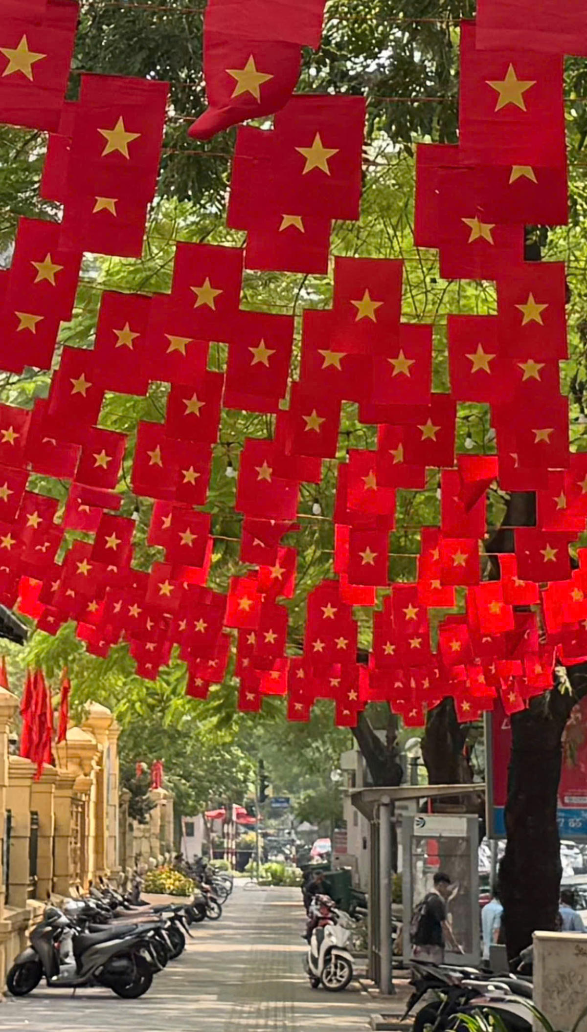 Trang trí trên đường phố Hà Nội. 	Ảnh: Lê Minh