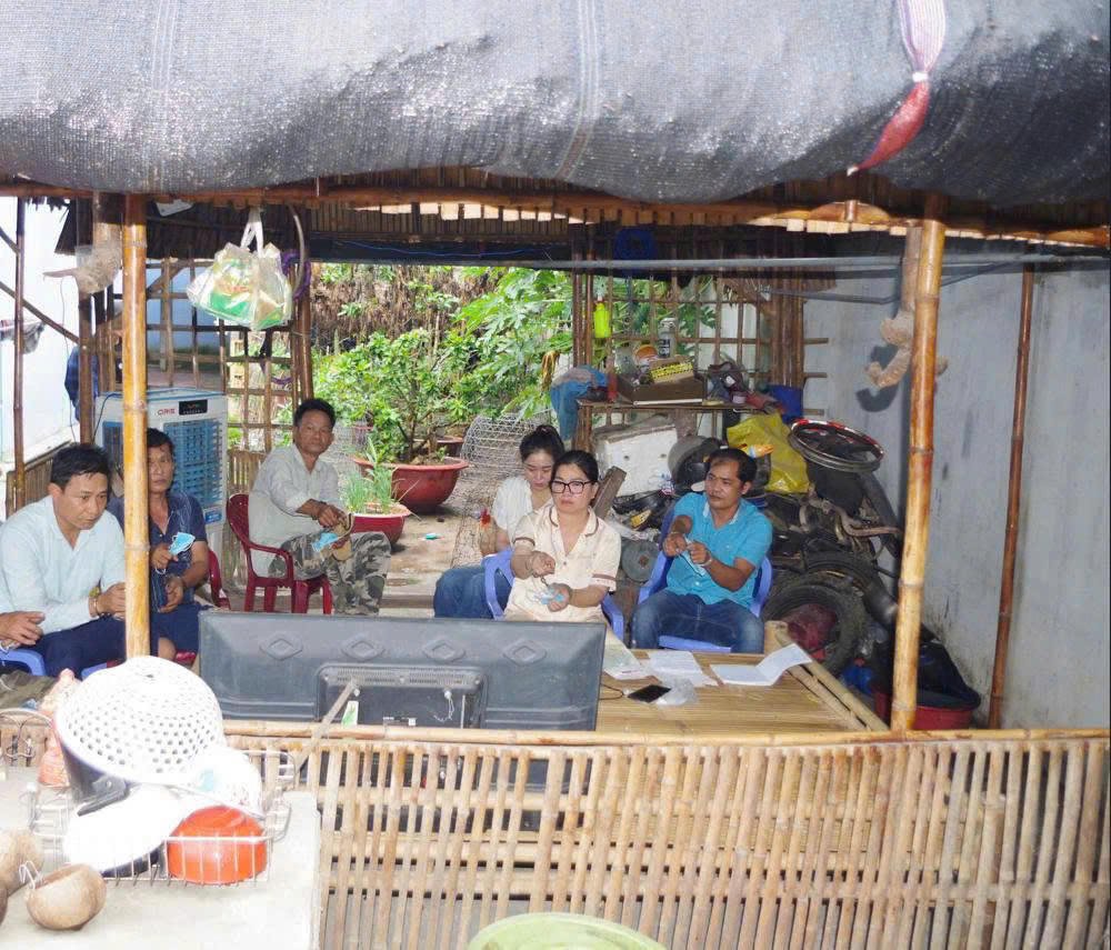 Các đối tượng bị lực lượng chức năng bắt quả tang tại hiện trường.