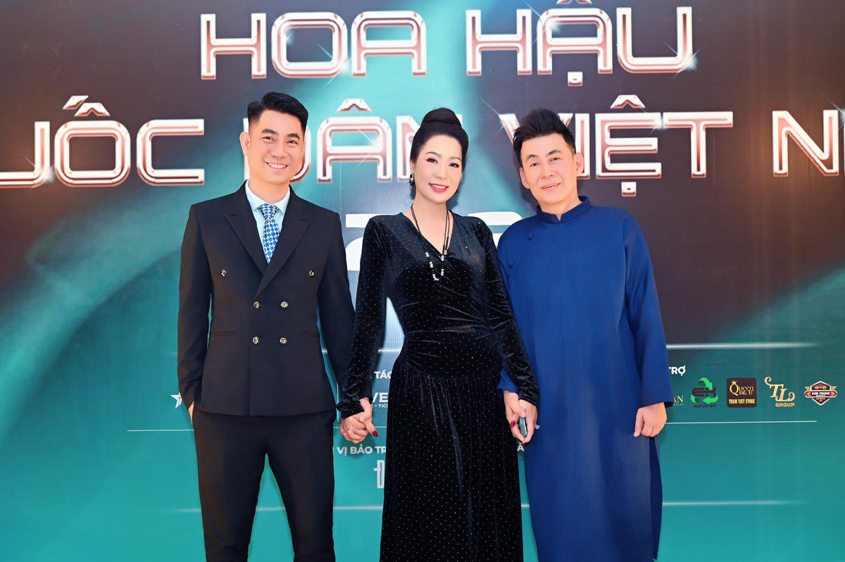NSND thạc sĩ Trịnh Kim Chi, Trưởng ban giám khảo, ca sĩ Đoan Trường tại sự kiện họp báo công bố cuộc thi. Ảnh: BTC.