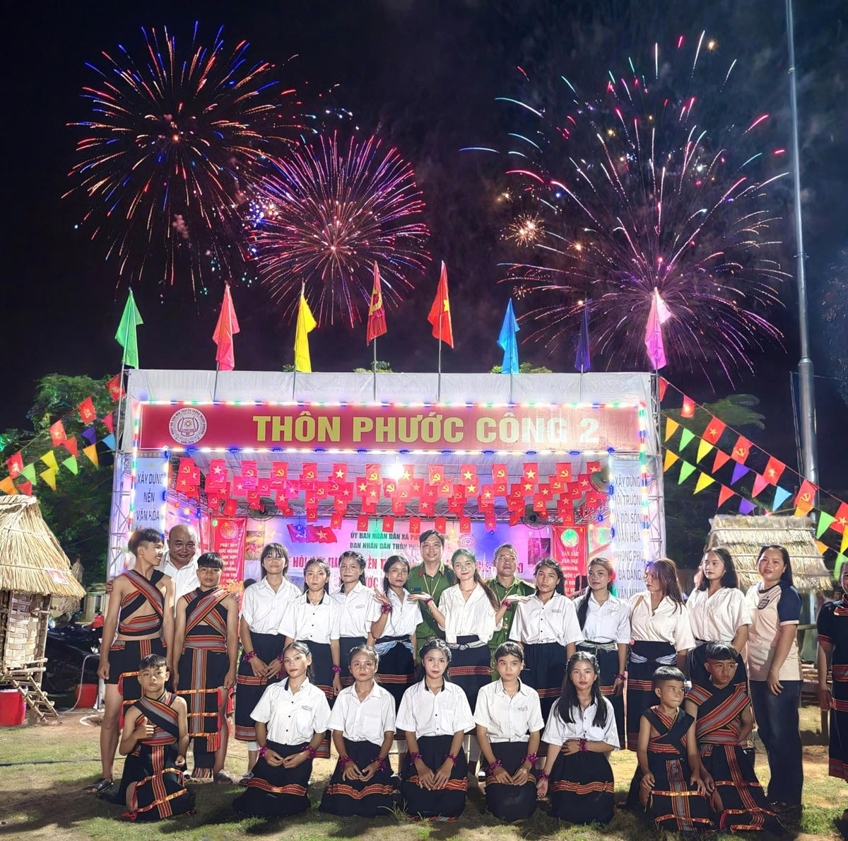 Người dân thôn Phước Công 2 chụp ảnh lưu niệm Ngày hội văn hóa truyền thống của người Bhnong. TT.