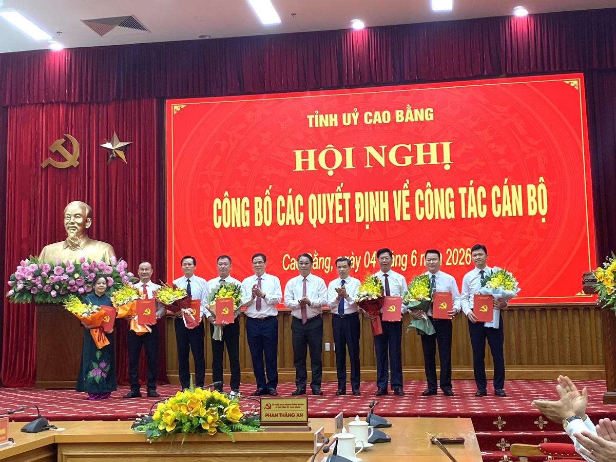 Tỉnh ủy Cao Bằng trao các quyết định về công tác cán bộ trong sáng 4/6.