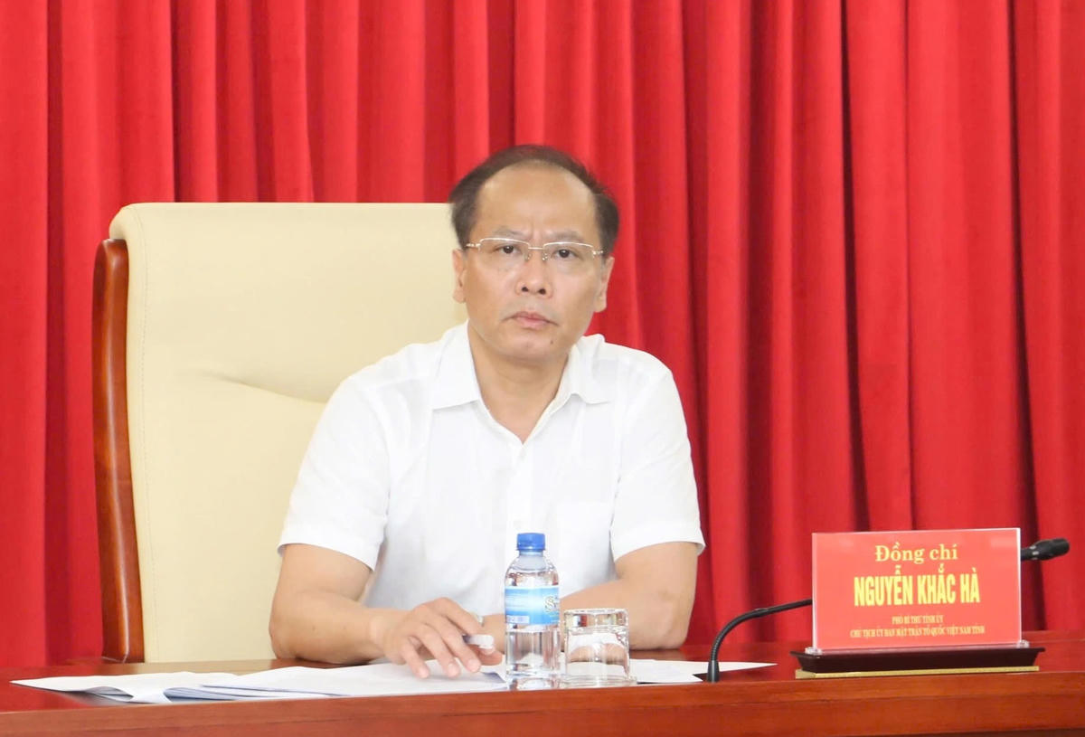Ông Nguyễn Khắc Hà, Phó Bí thư Tỉnh ủy, Chủ tịch Ủy ban MTTQ Việt Nam tỉnh Khánh Hòa, chủ trì buổi làm việc.