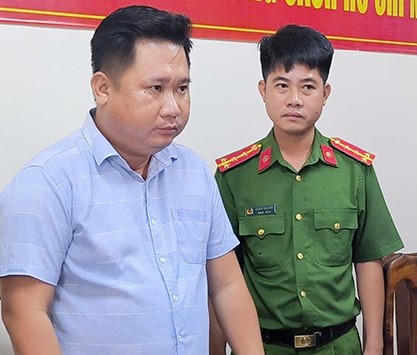 Nguyễn Phước Hậu Giám đốc Công ty TNHH Nông nghiệp Phước Nguyên tại cơ quan công an.