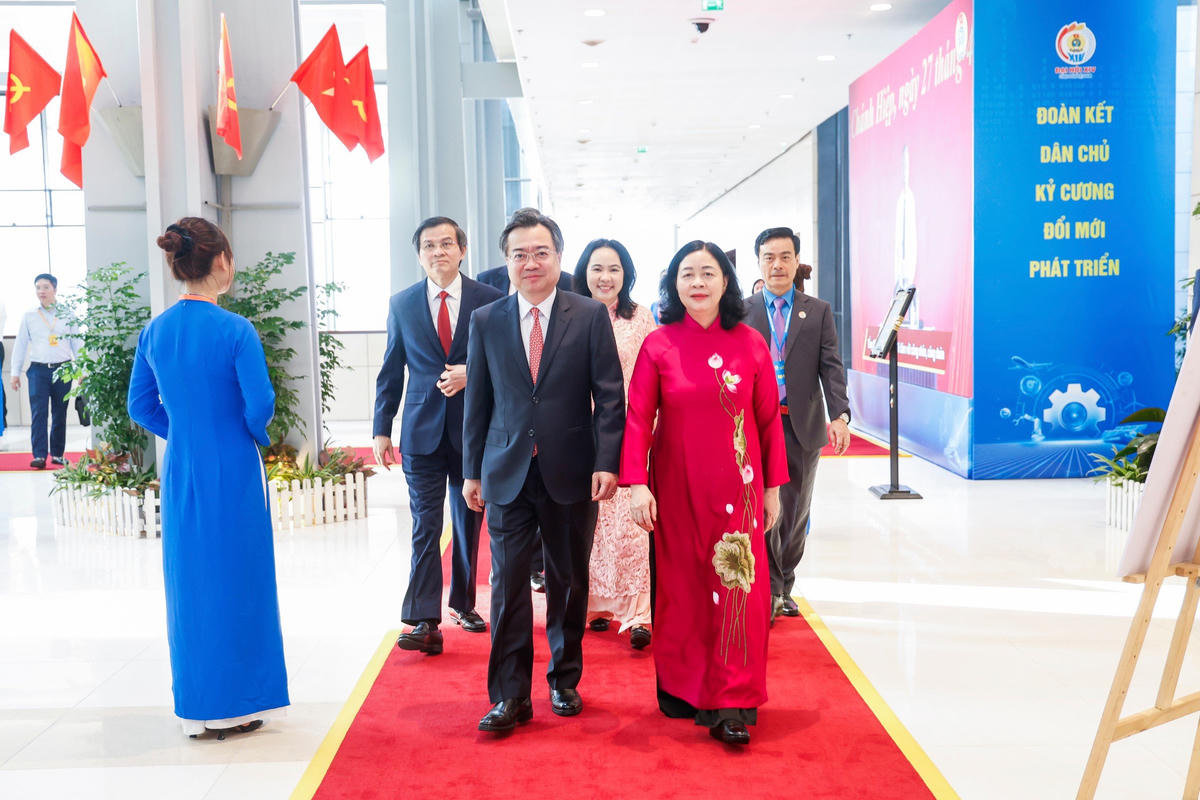 Bà Bùi Thị Minh Hoài - Ủy viên Bộ Chính trị, Bí thư Trung ương Đảng, Bí thư Đảng ủy MTTQ, các đoàn thể Trung ương, Chủ tịch Ủy ban Trung ương MTTQ Việt Nam tới dự Đại hội. 