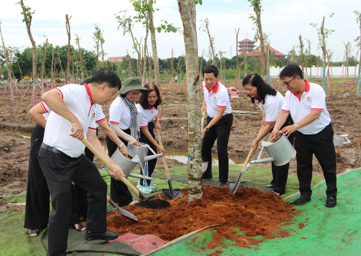 Các đại biểu tham gia trồng cây giáng hương tại Lễ phát động. Ảnh: Q.Đ.