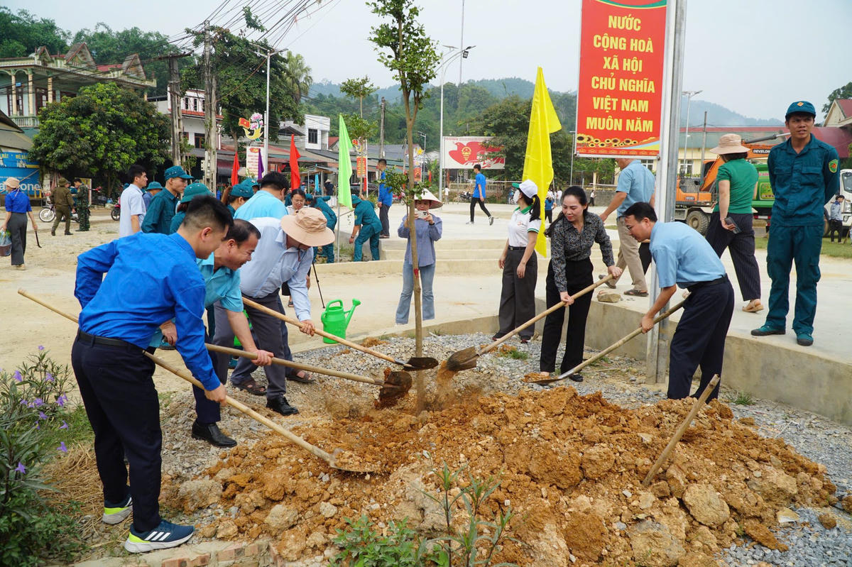 Các đại biểu và nhân dân tham gia trồng cây xanh tại Lễ phát động. Ảnh: MTTQ.
