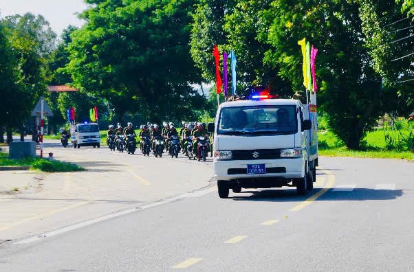 Lực lượng Công an xã Thu Bồn và Ủy ban MTTQ Việt Nam xã tổ chức tuyên truyền về tác hại của ma túy. Ảnh: XD.