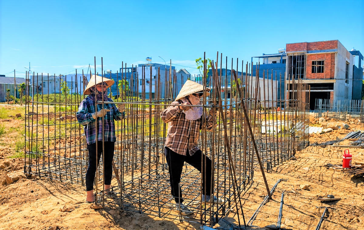 Những công nhân lao động trên công trường giữa trời nắng. Ảnh: TT.