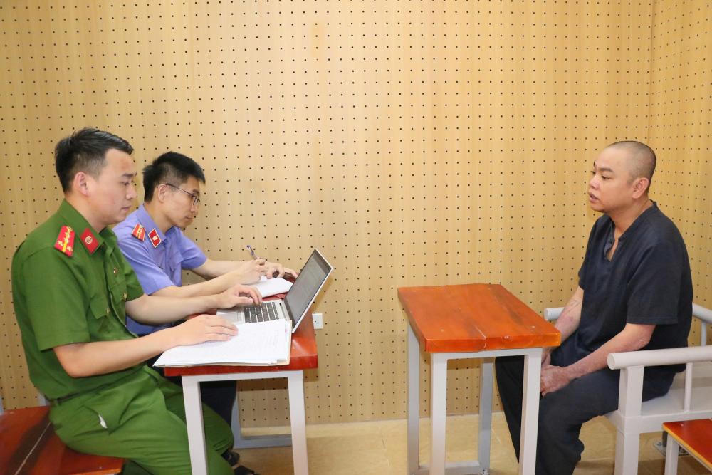 Lực lượng chức năng làm việc với đối tượng Trần Văn Thành. Ảnh: CAHT.