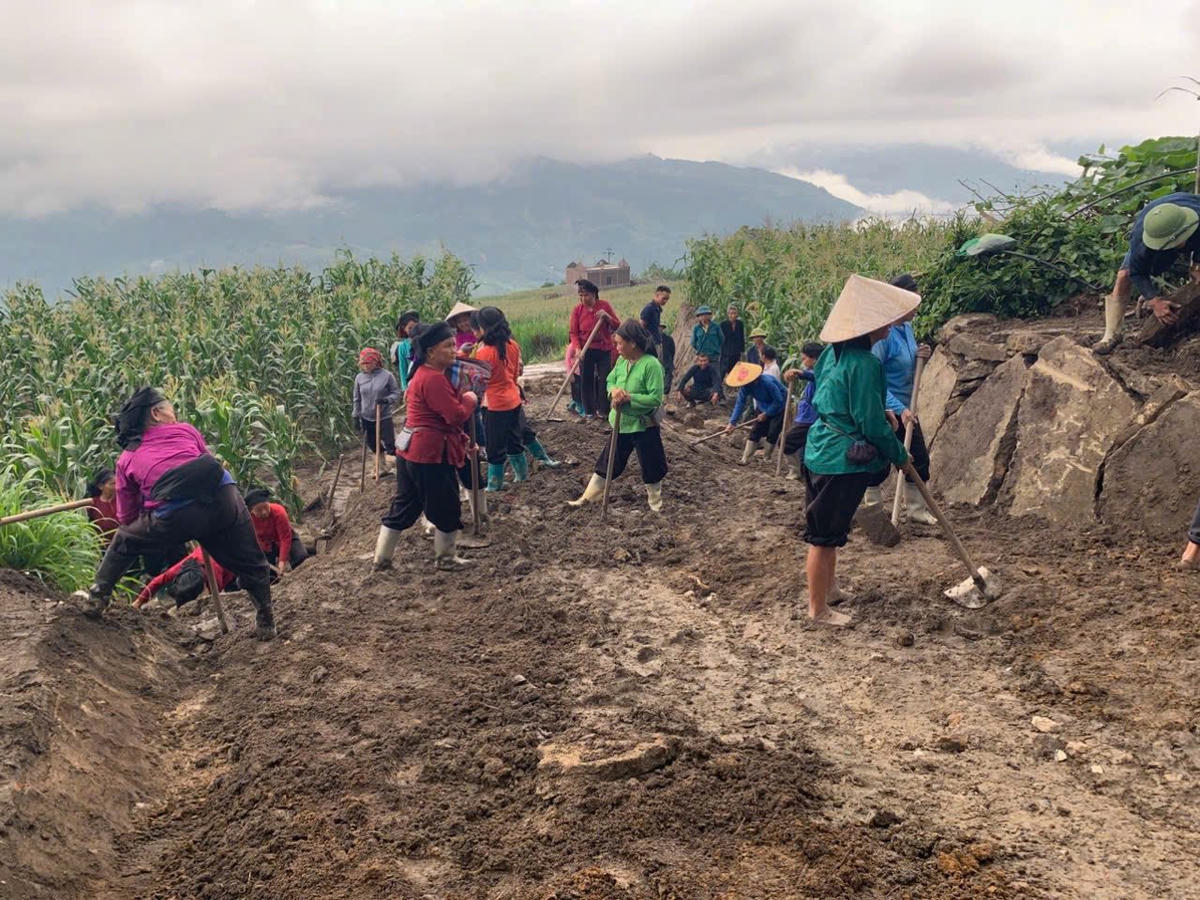 Chi hội Phụ nữ thôn Díu Thượng, xã Xín Mần tổ chức ra quân phát quang, dọn dẹp và mở rộng tuyến đường nội thôn với sự tham gia của đông đảo cán bộ, hội viên phụ nữ.