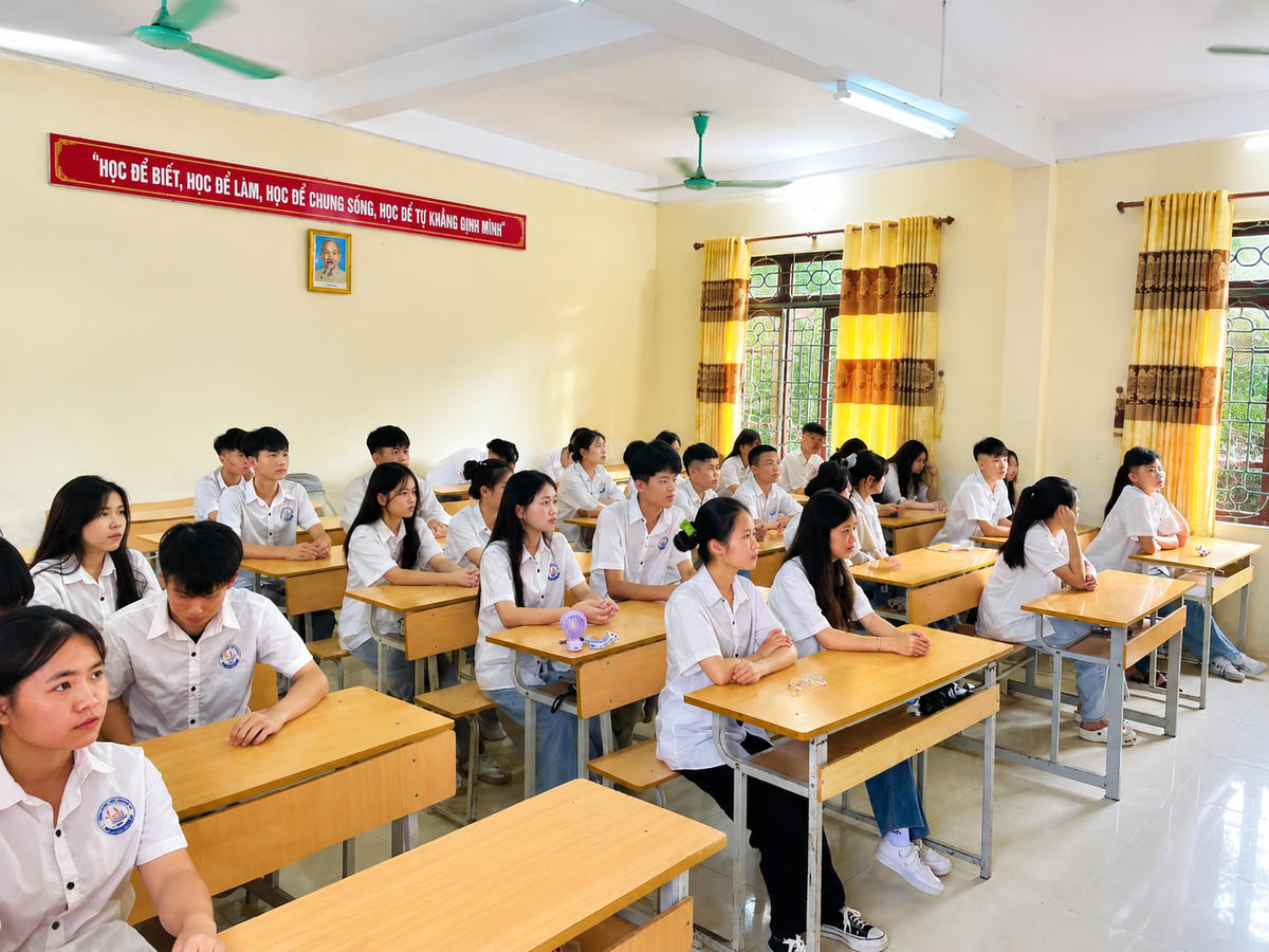 Các em học sinh khối 12 trường THPT Đình Lập sẵn sàng tinh thần, chuẩn bị bước vào kỳ thi quan trọng.