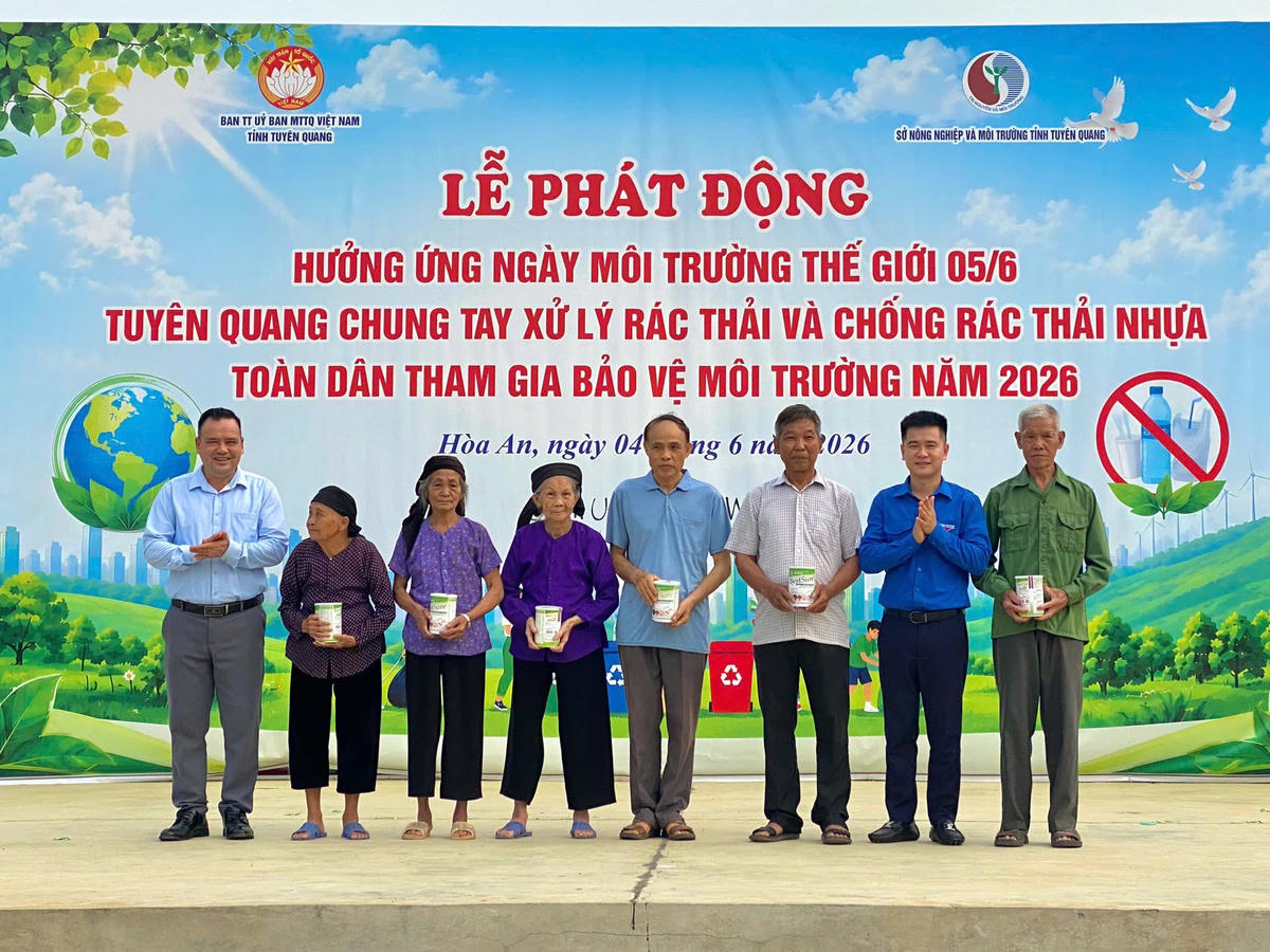 Ban Tổ chức tặng sữa bột thực vật cho Người cao tuổi khó khăn. Ảnh: MTTQ.