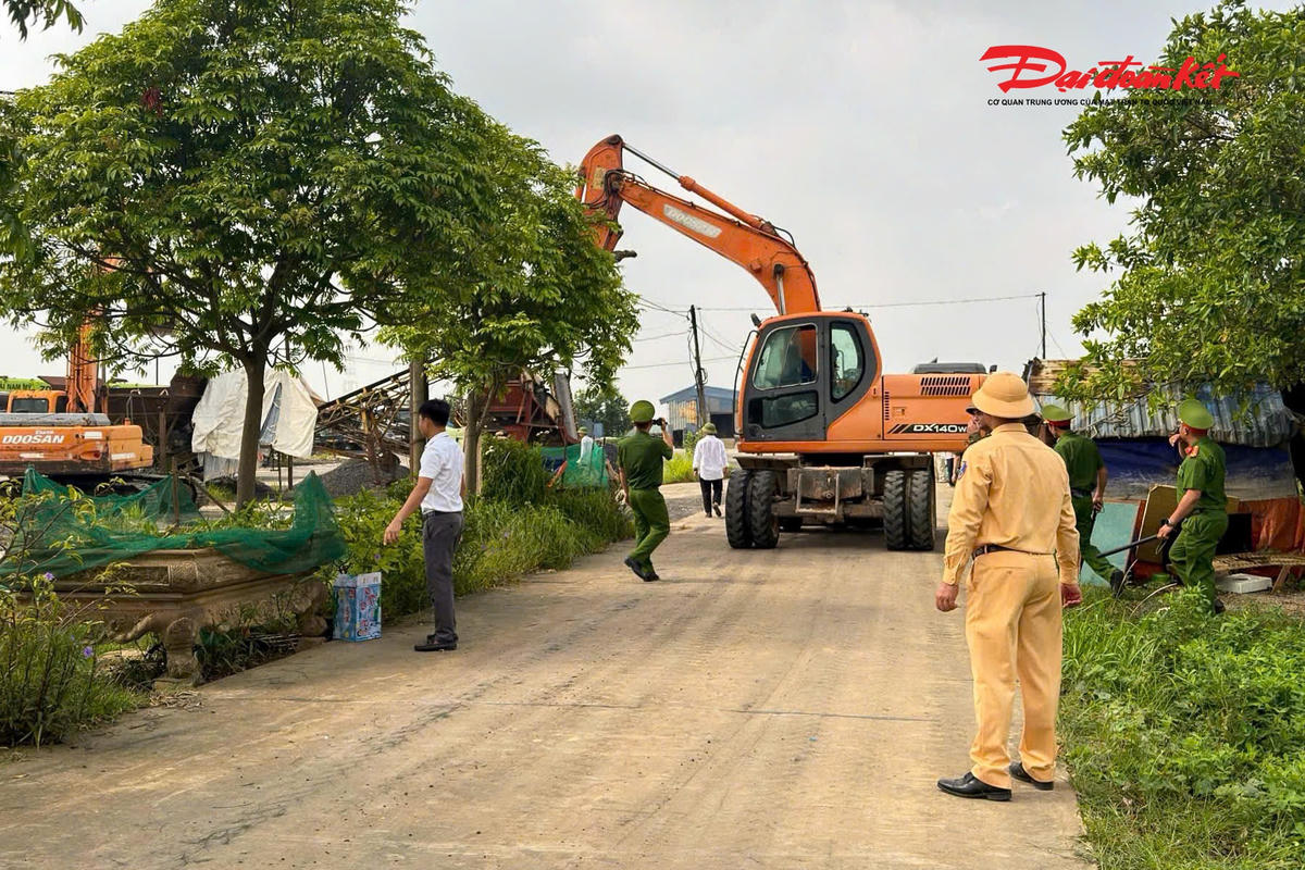 Cảnh sát đường thủy Hà Nội phối hợp chính quyền địa phương xử lý các bến bãi không phép.
