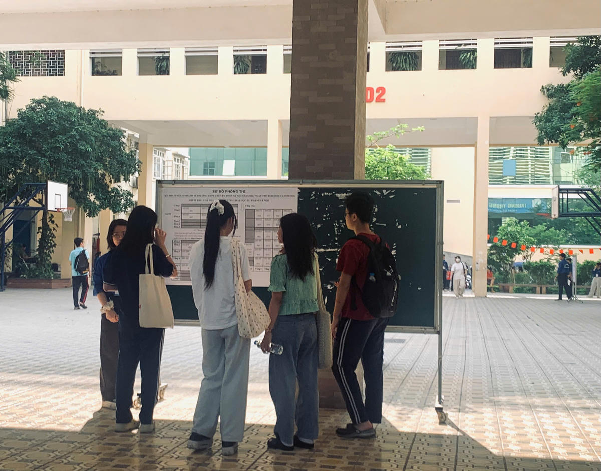 Thí sinh xem sơ đồ bố trí phòng thi.
