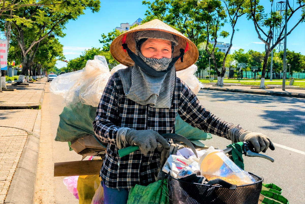 Những cô mua phê liệu lao động giữa trời nắng nóng. Ảnh: CĐ.