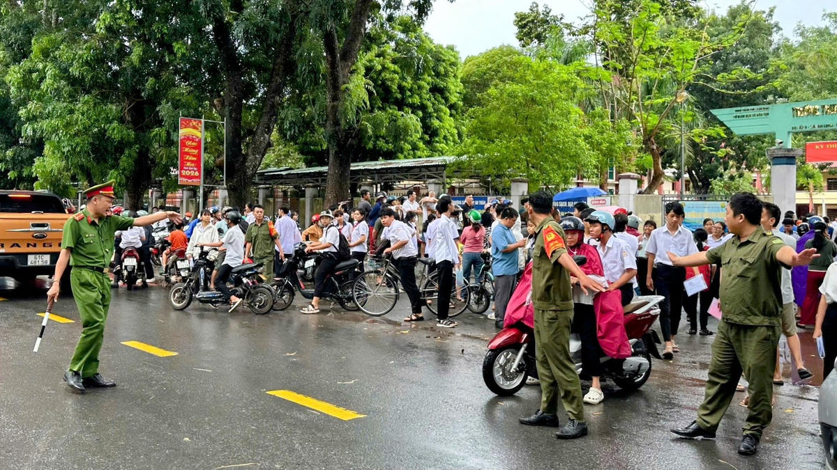 Các lực lượng công an, CSGT, dân phòng phối hợp đảm bảo an ninh, trật tự, an toàn giao thông cho kỳ thi tuyển sinh vào lớp 10 năm học 2026 - 2027 trên địa bàn TP Hồ Chí Minh. Ảnh: CA.
