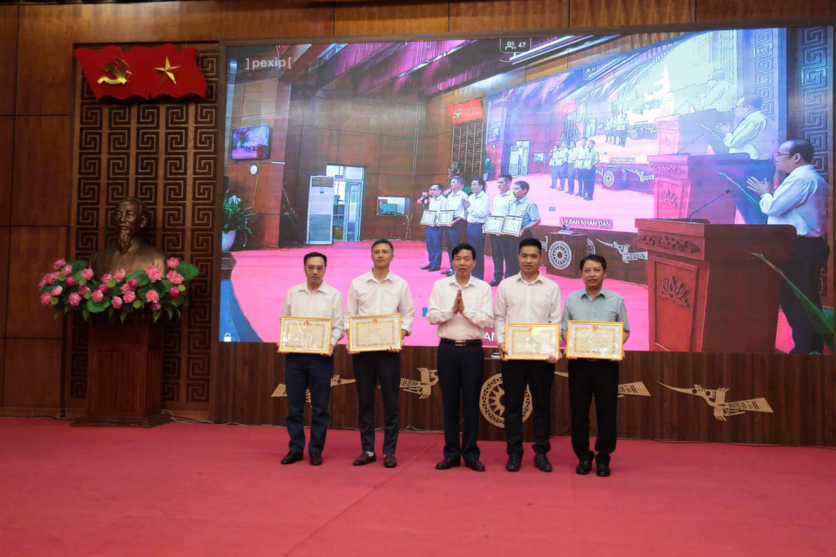 Ông Lê Văn Lương, Chủ tịch UBND tỉnh Điện Biên trao tặng Bằng khen cho các cá nhân, tập thể đạt thành tích xuất sắc. Ảnh: T.H