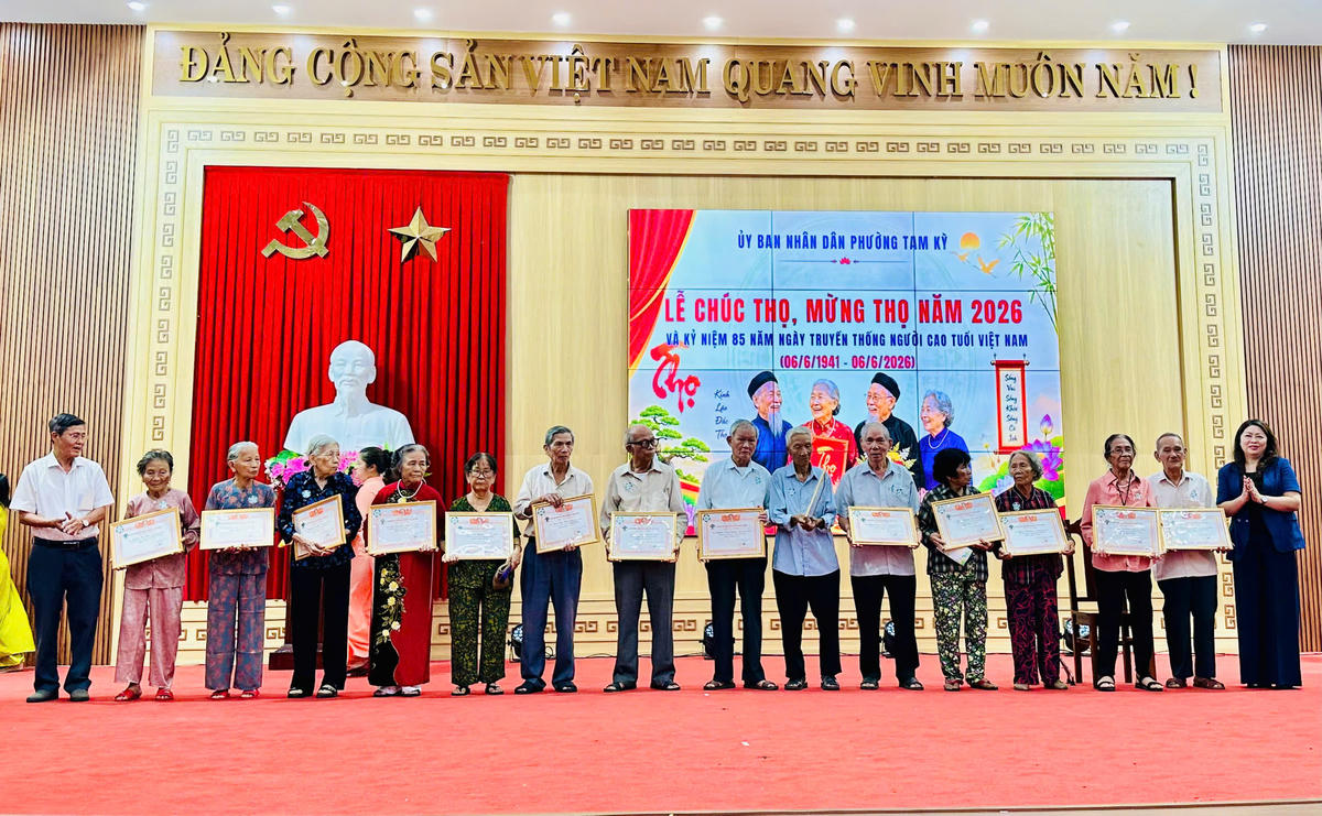 Lãnh đạo phường Tam Kỳ tổ chức mừng thọ cho các cụ cao tuổi. Ảnh: NT.