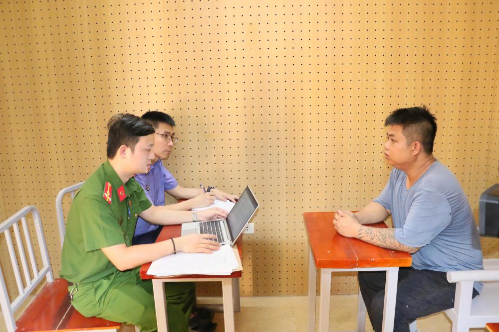 Lực lượng chức năng làm việc với đối tượng Lê Hồng Phong. Ảnh: CAHT.