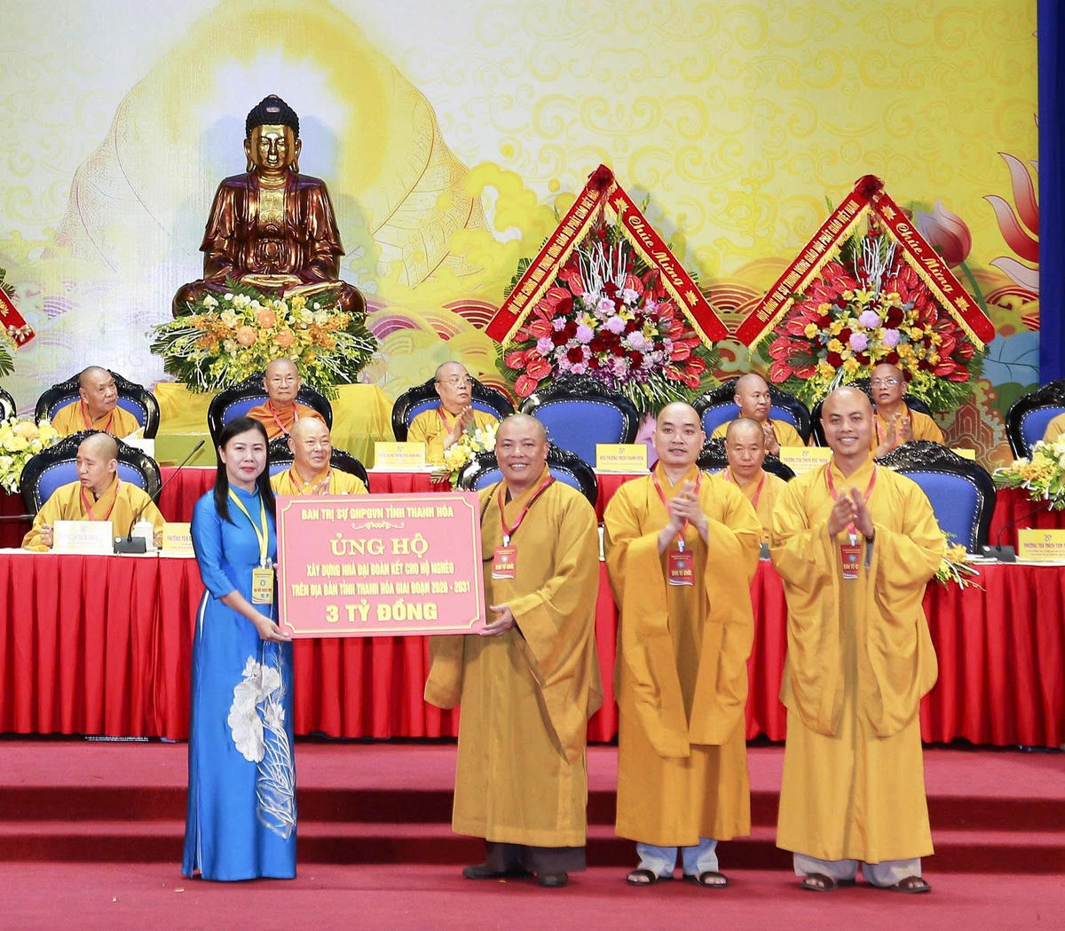 Bà Nguyễn Thị Phương, Phó Chủ tịch Ủy ban MTTQ tỉnh Thanh Hóa, đại diện cho Ủy ban MTTQ tỉnh nhận kinh phí hỗ trợ xây dựng nhà Đại đoàn kết và 200 triệu đồng quỹ "Vì biển đảo quê hương" từ Ban trị sự&nbsp;Giáo hội Phật giáo Việt Nam tỉnh Thanh Hóa khóa IX, nhiệm kỳ 2026 - 2031 trao tặng. Ảnh: Nguyễn Chung.