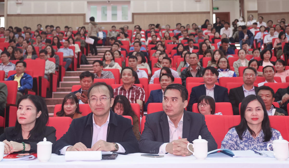 Các đại biểu và cán bộ coi thi tham dự tập huấn.
