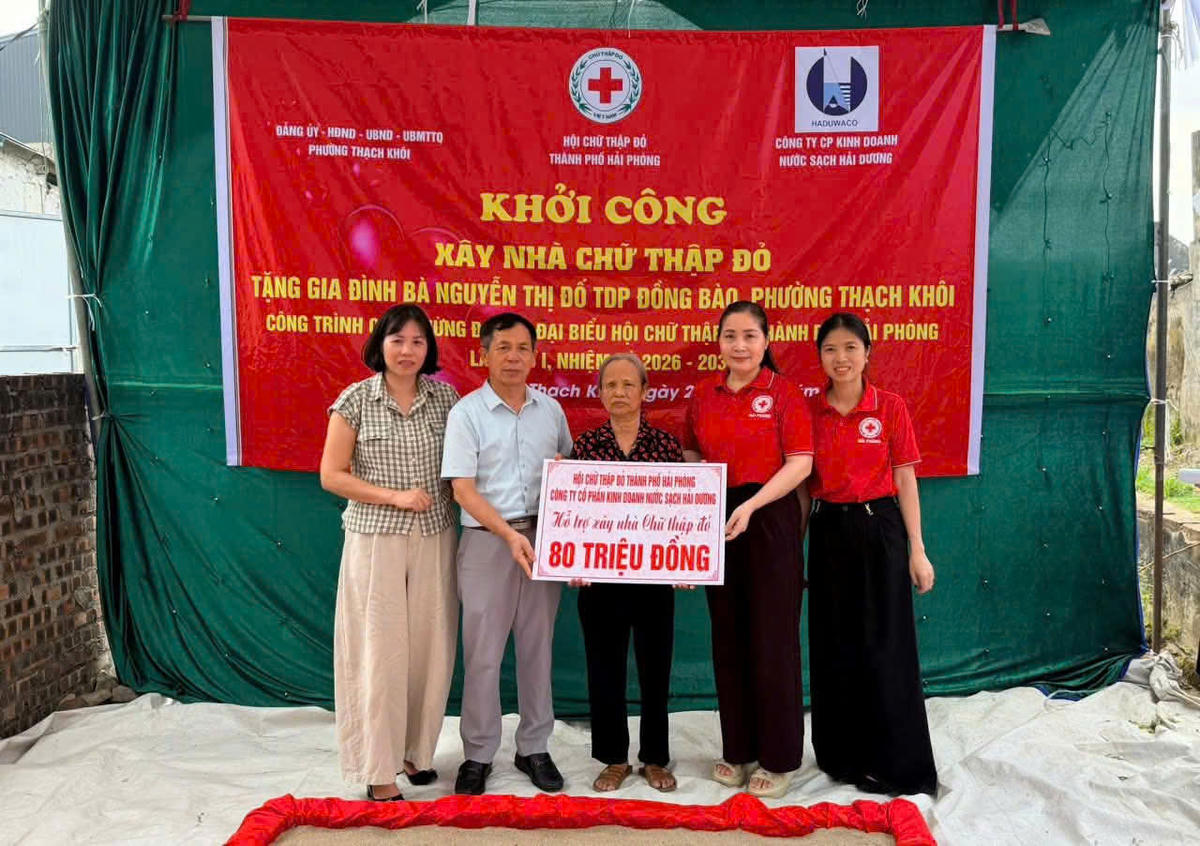 Bà Nguyễn Thị Hồng Gấm, Phó Chủ tịch Hội Chữ thập đỏ thành phố trao kinh phí xây nhà Chữ thập đỏ cho gia đình bà Nguyễn Thị Đố tại phường Thạch Khôi. Ảnh: HCTĐ.&nbsp;