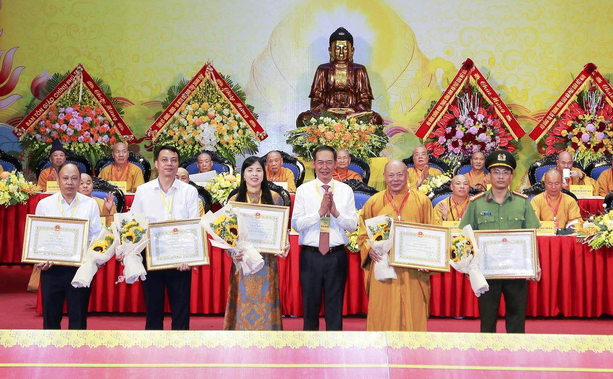 Ông Trịnh Tuấn Sinh, Phó Bí thư Tỉnh ủy, Chủ tịch Ủy ban MTTQ tỉnh cùng các lãnh đạo tỉnh Thanh Hóa đã trao Bằng khen cho các tập thể, cá nhân có thành tích xuất sắc trong công tác&nbsp;Phật sự khóa VIII, nhiệm kỳ 2022 – 2027. Ảnh: Nguyễn Chung.