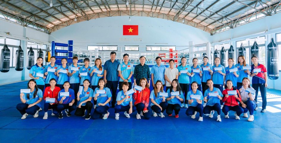 Lãnh đạo Liên đoàn quyền Anh Việt Nam (VBF) xuống thăm hỏi, động viên các võ sĩ trẻ tại Trung tâm Huấn luyện Thể thao Quốc gia.