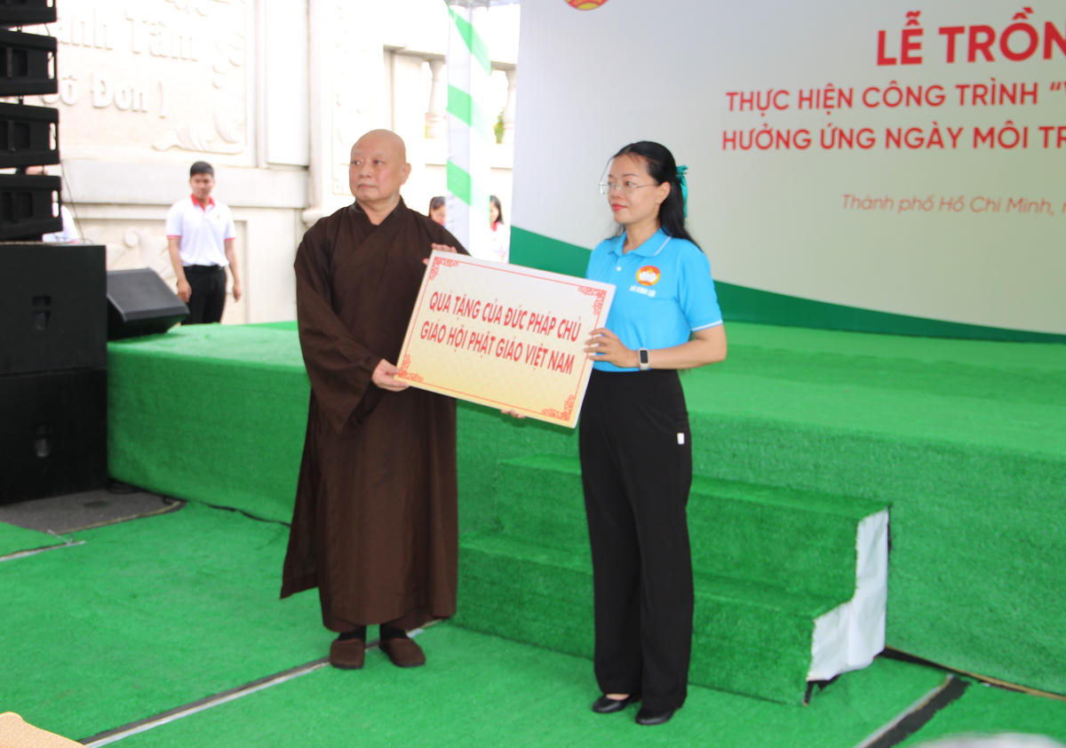 Hòa thượng Thích Lệ Trang - Phó Chủ tịch Hội đồng Trị sự Giáo hội Phật giáo Việt Nam, Trưởng ban Ban Trị sự Giáo hội Phật giáo Việt Nam TP Hồ Chí Minh trao bảng tượng trưng quà tặng cho đại diện người dân xã Bình Lợi có hoàn cảnh khó khăn. Ảnh: Q.Đ.