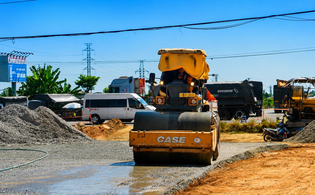 Công nhân điều khiển xe lu làm đường. Ảnh: TT.