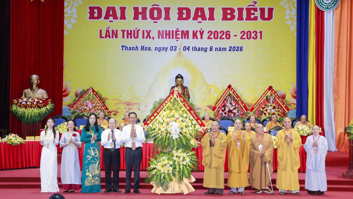 Ông Trịnh Tuấn Sinh, Phó Bí thư Tỉnh ủy, Chủ tịch Ủy ban MTTQ tỉnh cùng các lãnh đạo tỉnh Thanh Hóa đã tặng hoa chúc mừng Đại hội. Ảnh: Nguyễn Chung.