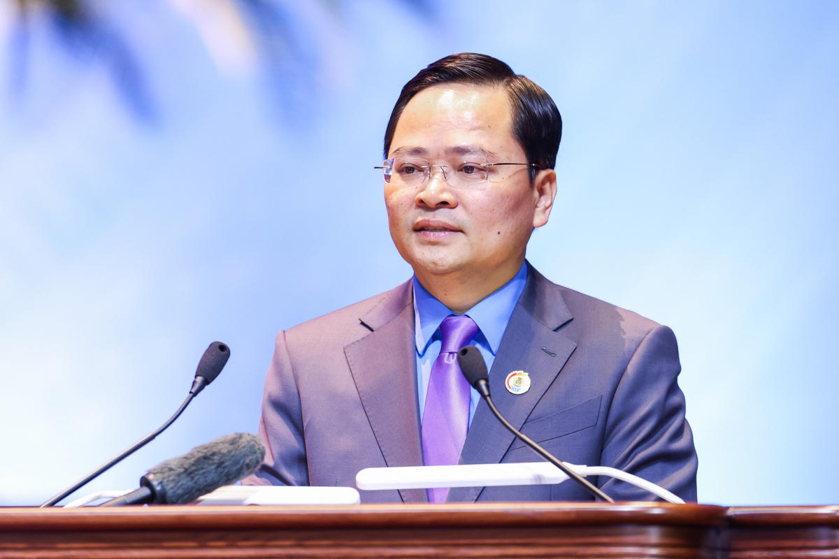 Ông Nguyễn Anh Tuấn, Ủy viên Trung ương Đảng, Phó Chủ tịch Ủy ban Trung ương Mặt trận Tổ quốc Việt Nam, Chủ tịch Tổng Liên đoàn Lao động Việt Nam phát biểu khai mạc Đại hội và tóm tắt Báo cáo chính trị trình Đại hội. Ảnh: Quang Vinh