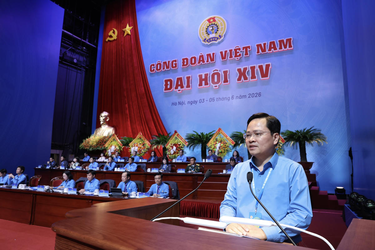 Ông Nguyễn Anh Tuấn - Phó Chủ tịch Ủy ban Trung ương MTTQ Việt Nam, Chủ tịch Tổng LĐLĐ Việt Nam khóa XIII, thay mặt Đoàn Chủ tịch Đại hội trình bày "Đề án nhân sự Ban Chấp hành Tổng LĐLĐ Việt Nam khóa XIV". Ảnh: Quang Vinh