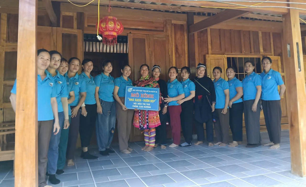 Hội Phụ nữ xã Bạch Xa tổ chức hướng dẫn trao Biển Nhà sạch, vườn đẹp cho hộ gia đình hội viên tại thôn Cao Đường.