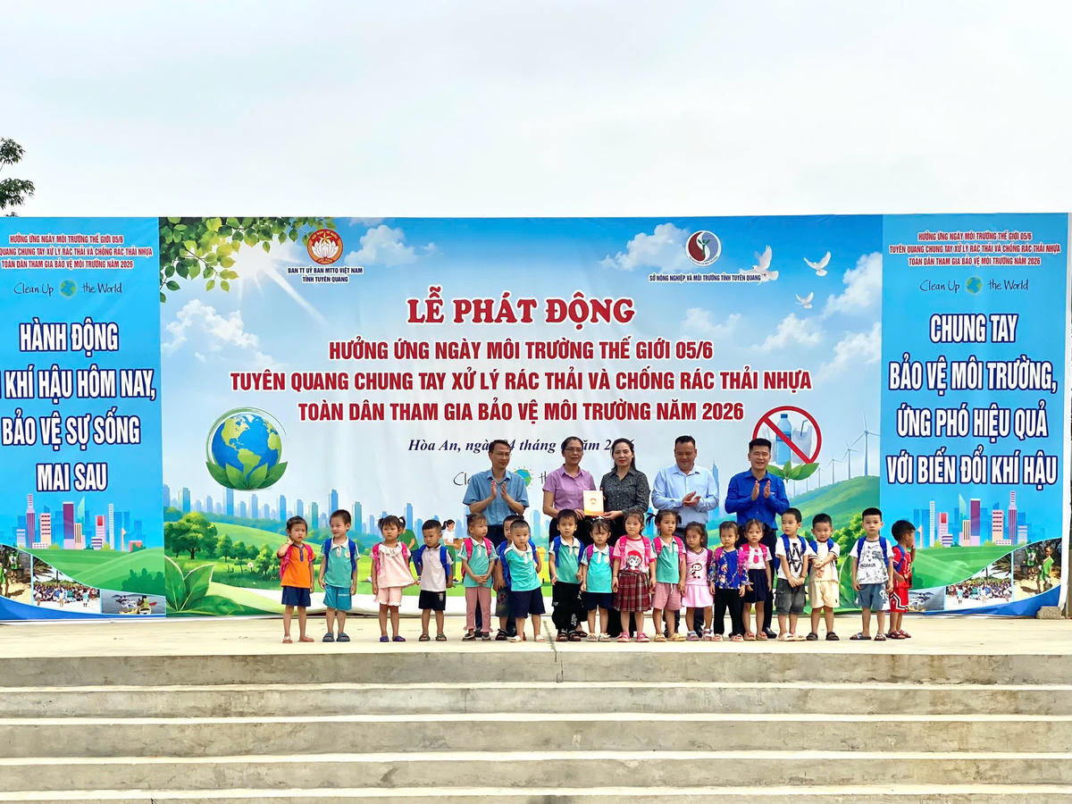 Ban Tổ chức tặng quà cho các cháu mẫu giáo thuộc hộ nghèo. Ảnh: MTTQ.