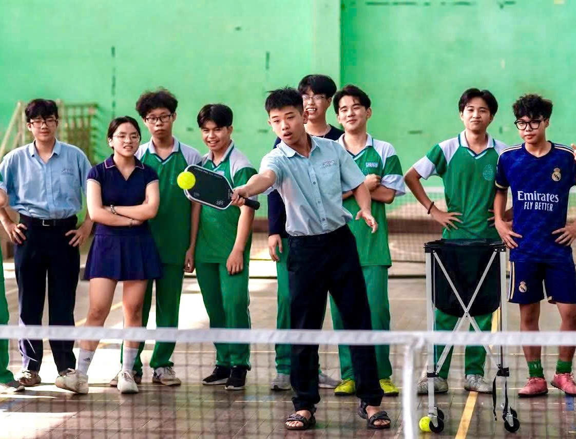Học sinh TP Đà Nẵng làm quen với pickleball. Ảnh: Nguyễn Tú.