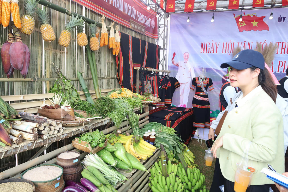 Nhiều nông sản địa phương được trưng bày tại&nbsp;Ngày hội văn hóa truyền thống của người Bhnong. Ảnh: TT.