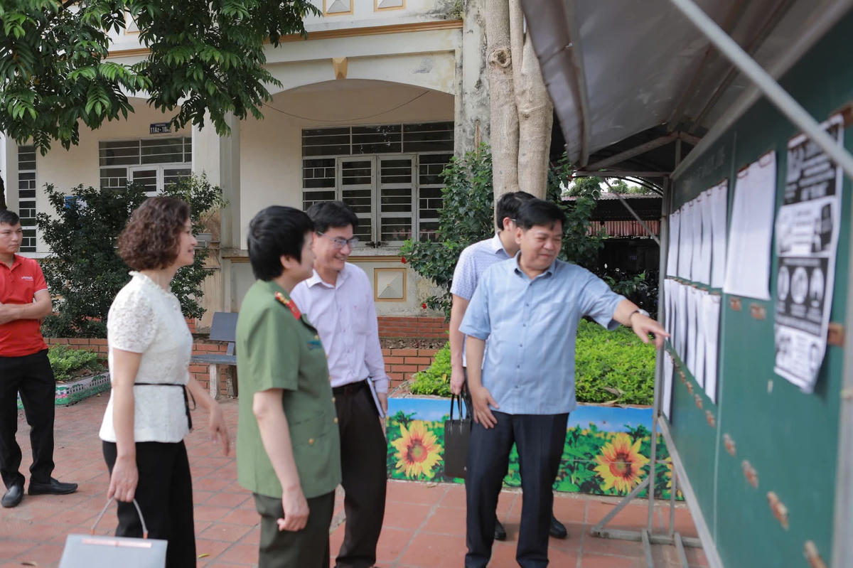 Lãnh đạo Sở GD&ĐT tỉnh Lạng Sơn kiểm tra cơ sở vật chất tại điểm thi trường THPT Lộc Bình