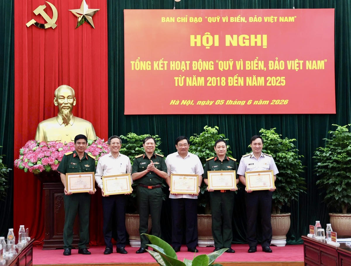 Đại tướng Nguyễn Tân Cương trao Bằng khen của Bộ trưởng Bộ Quốc phòng cho 5 tập thể có thành tích xuất sắc trong công tác tuyên truyền, vận động ủng hộ Quỹ. Ảnh: Kim Liên