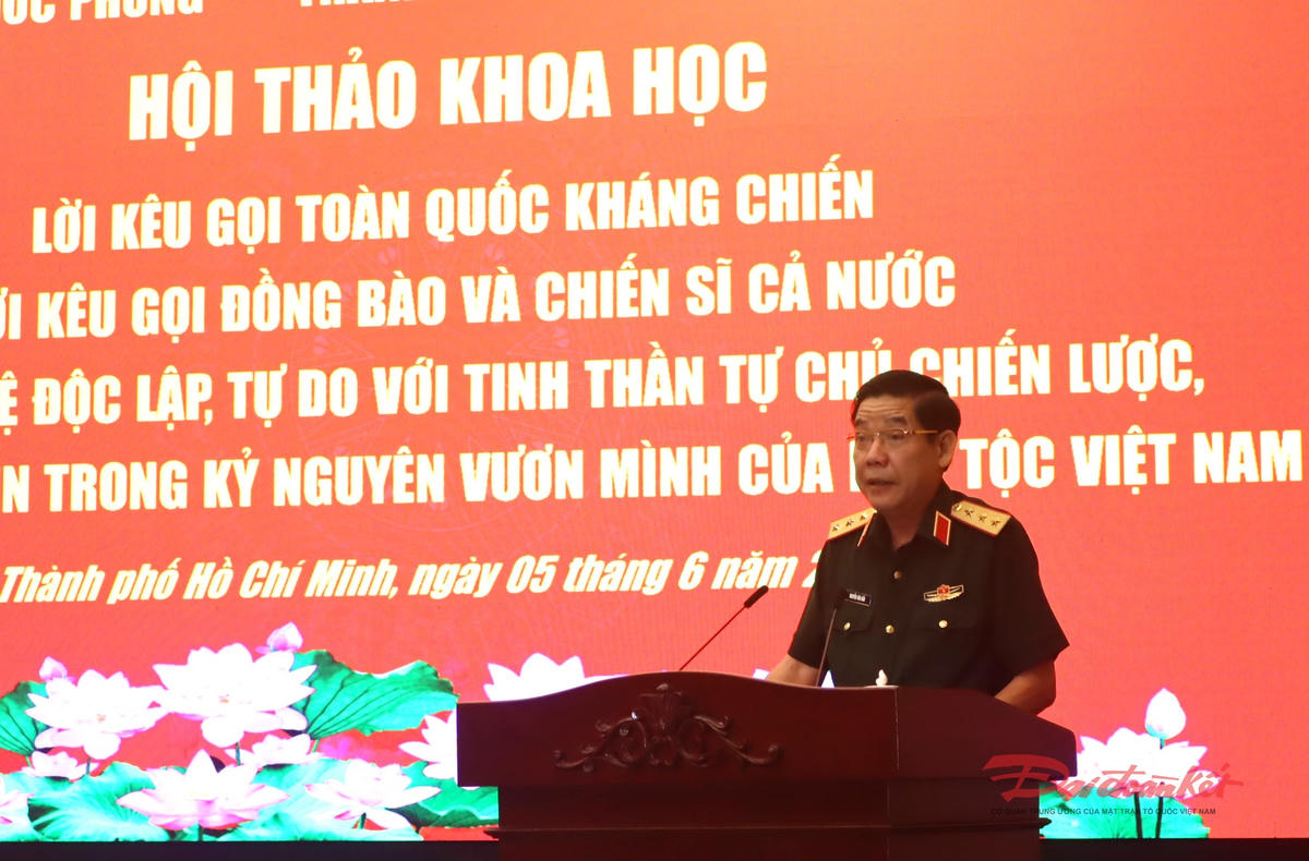 Thượng tướng Nguyễn Văn Gấu, Ủy viên Trung ương Đảng, Thứ trưởng Bộ Quốc phòng, Trưởng Ban chỉ đạo hội thảo khoa học phát biểu khai mạc. Ảnh: T.Luân.