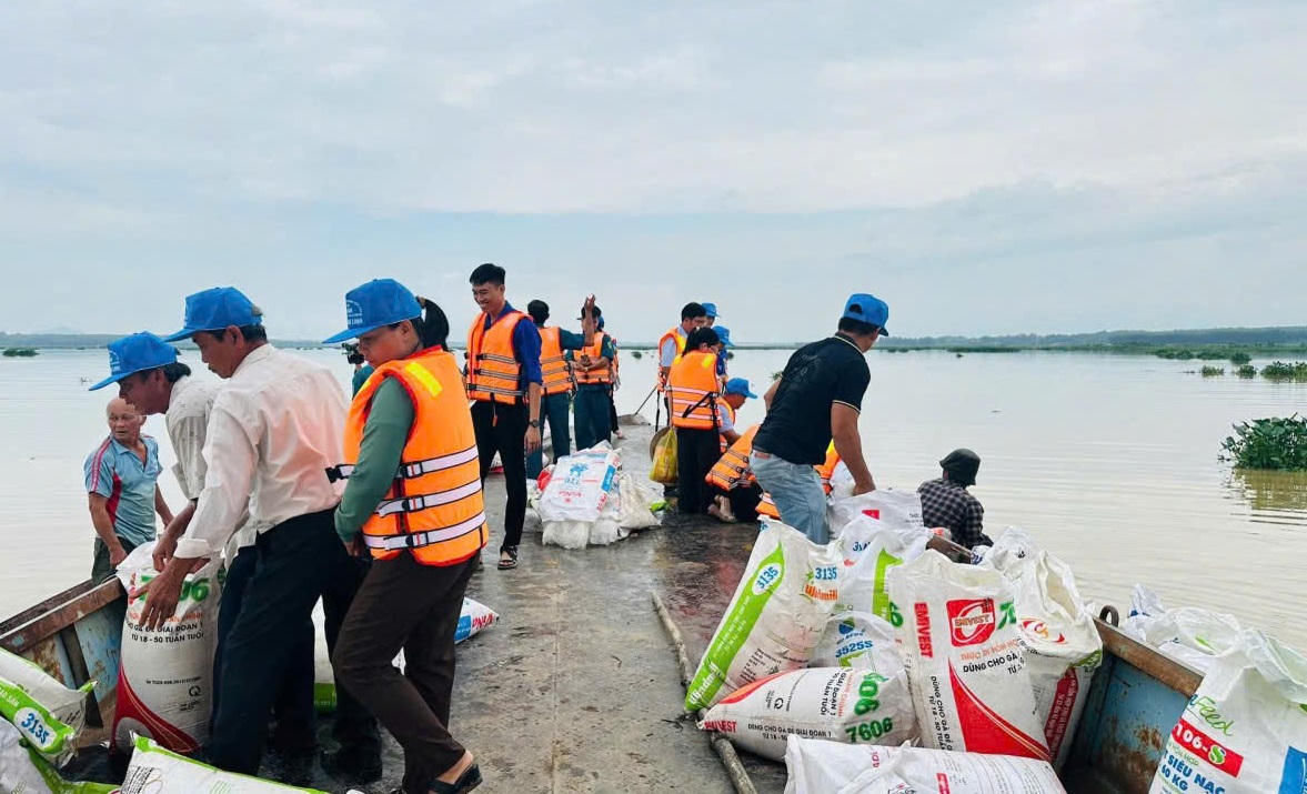 Tổ chức thả cá giống tái tạo nguồn lợi thủy sản tại hồ Biển Lạc.