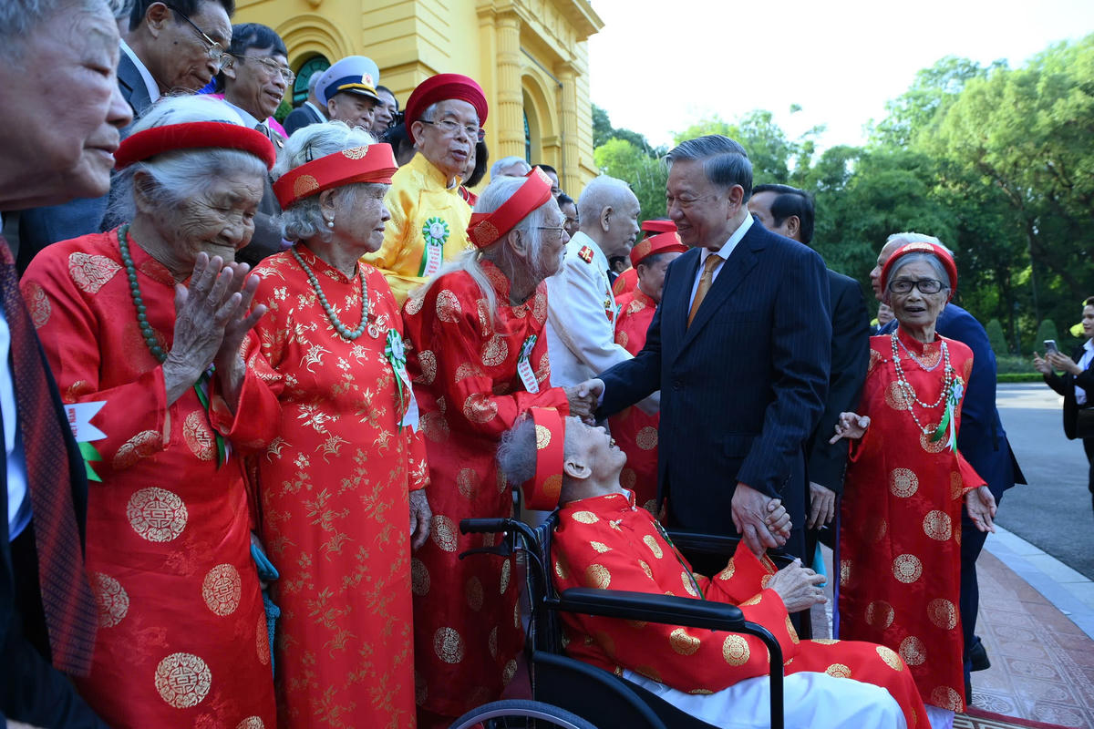 Tổng Bí thư, Chủ tịch nước Tô Lâm và các đại biểu người&nbsp;cao tuổi tiêu biểu toàn quốc. Ảnh: Đăng Khoa