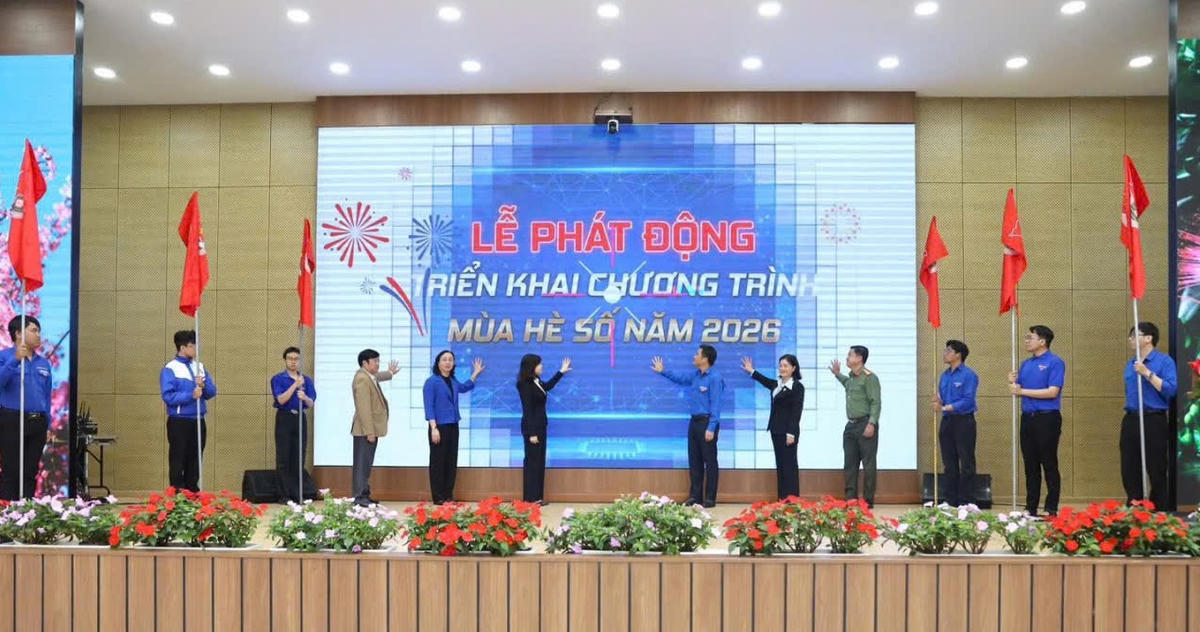 Các đại biểu bấm nút, lễ phát động chương trình “Mùa hè số năm 2026”.