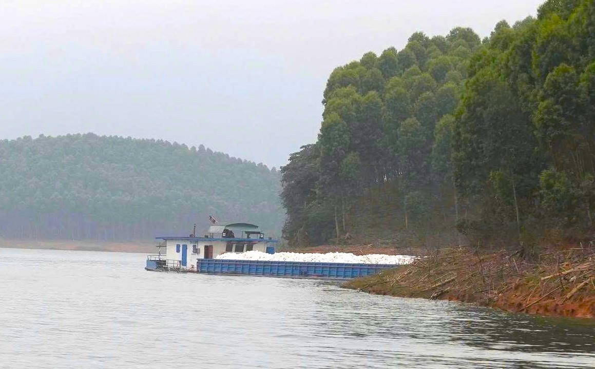 Tàu chở đá trong vụ tai nạn giao thông đường thủy khiến 6 người tử vong tại hồ Thác Bà hồi tháng 2/2026. Ảnh: ANLC.