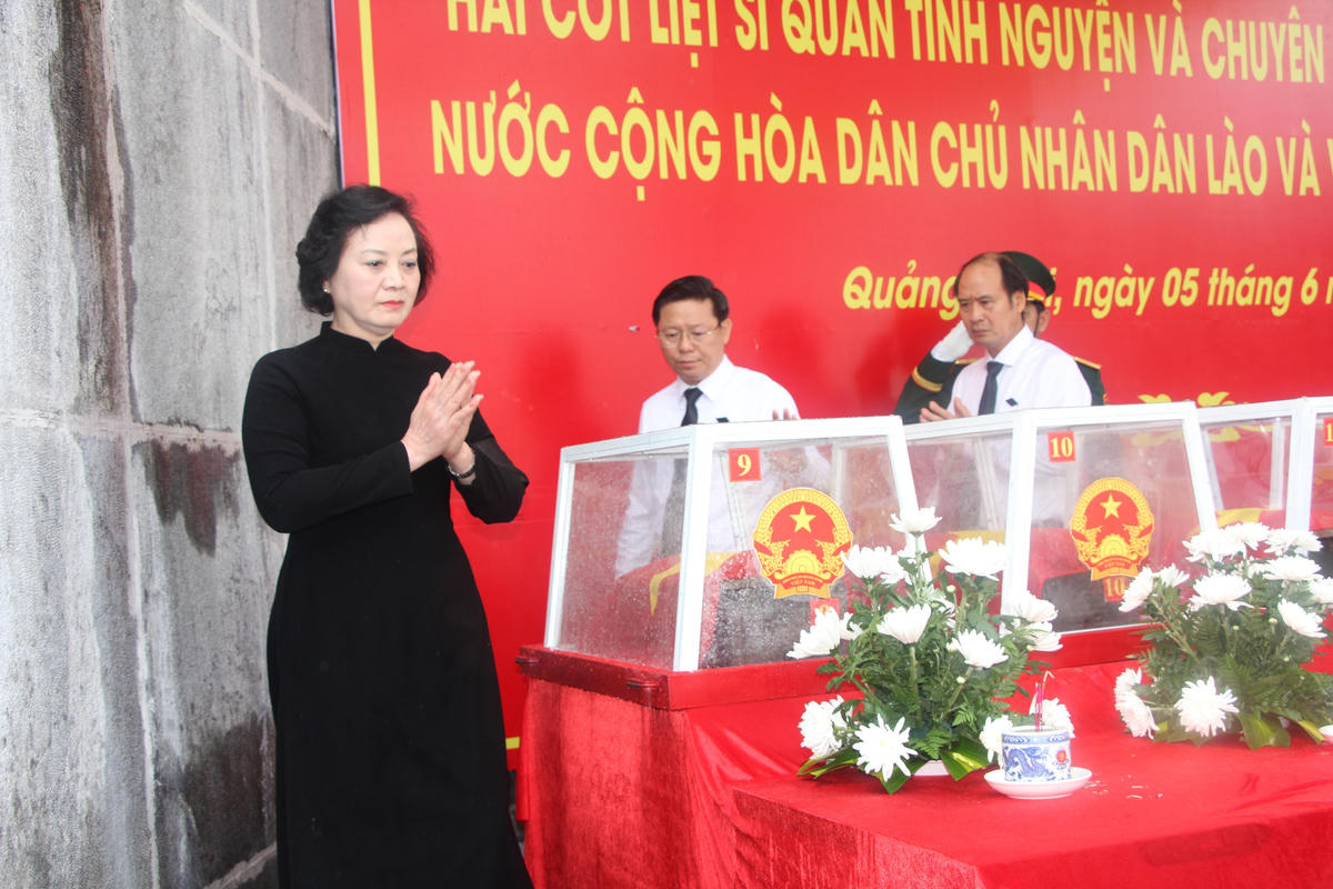 Phó Thủ tướng Phạm Thị Thanh Trà thực hiện nghi thức truy điệu các Anh hùng liệt sĩ. Ảnh: TT.
