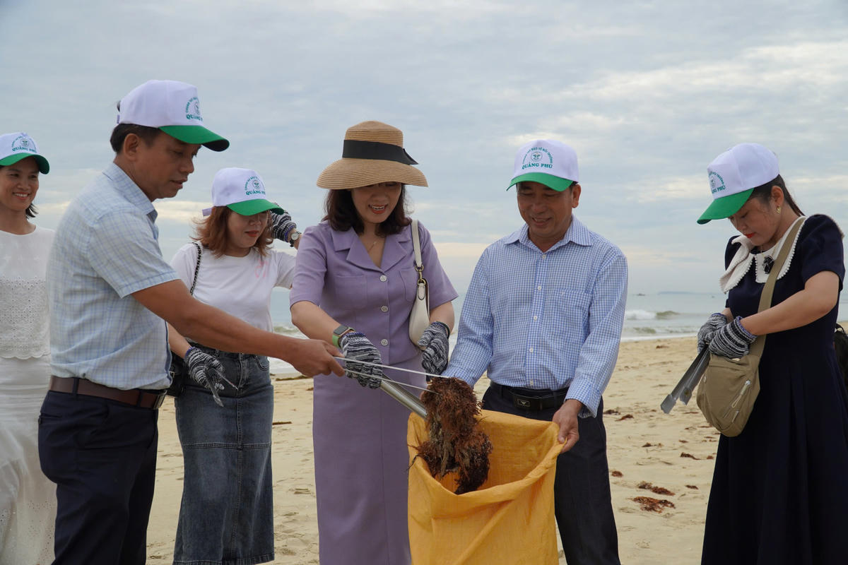 Chính quyền phường Quảng Phú ra quân thu dọn rác thải dọc bờ biển Tam Thanh. Ảnh: Nguyễn Tín.