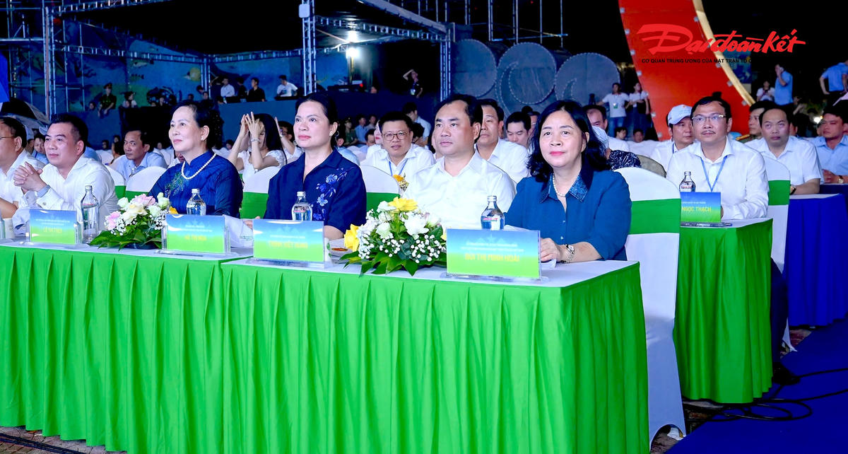 Tham dự chương trình nghệ thuật có bà Bùi Thị Minh Hoài – Uỷ viên Bộ Chính trị, Bí thư Trung ương Đảng, Chủ tịch UBTƯ MTTQ Việt Nam. Cùng dự có bà Hà Thị Nga - Uỷ viên Trung ương Đảng, Phó Chủ tịch - Tổng Thư ký Ủy ban Trung ương Mặt trận Tổ quốc Việt Nam; ông Trịnh Việt Hùng - Uỷ viên Trung ương Đảng, Bộ trưởng Bộ Nông nghiệp và Môi trường.&nbsp;Ảnh: ĐB