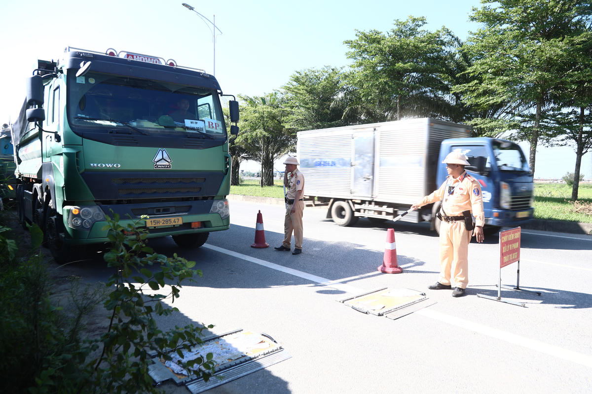 Hà Nội xử lý hơn 1.600 xe tải, xe đầu kéo vi phạm trong 20 ngày