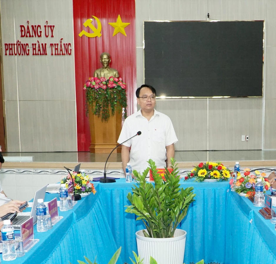 Ông Đặng Hồng Sỹ, Phó Bí thư Thường trực Tỉnh ủy Lâm Đồng, phát biểu tại buổi làm việc.